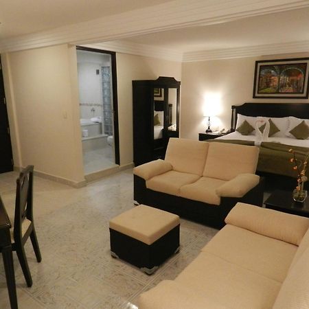 Hotel Victoria Mérida Buitenkant foto A suite at the hotel